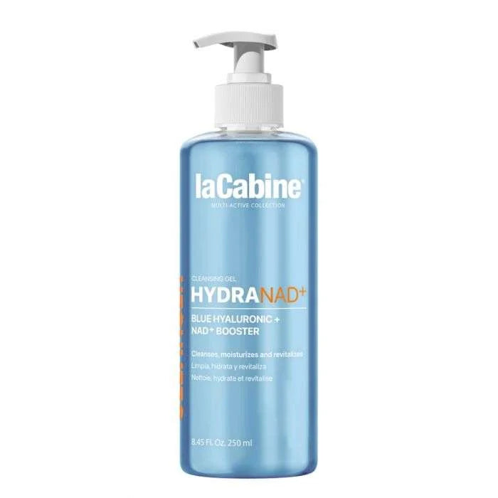 Flacon pompe bleu LaCabine Hydra NAD+ Cleansing Gel 250 ml sur fond blanc